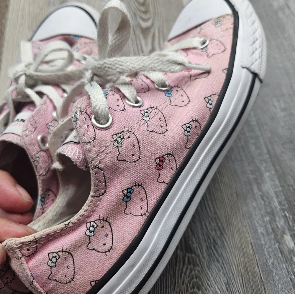 Converse x Hello Kitty Sanrio Low Sneakers Girls Youth 2 Pink + White